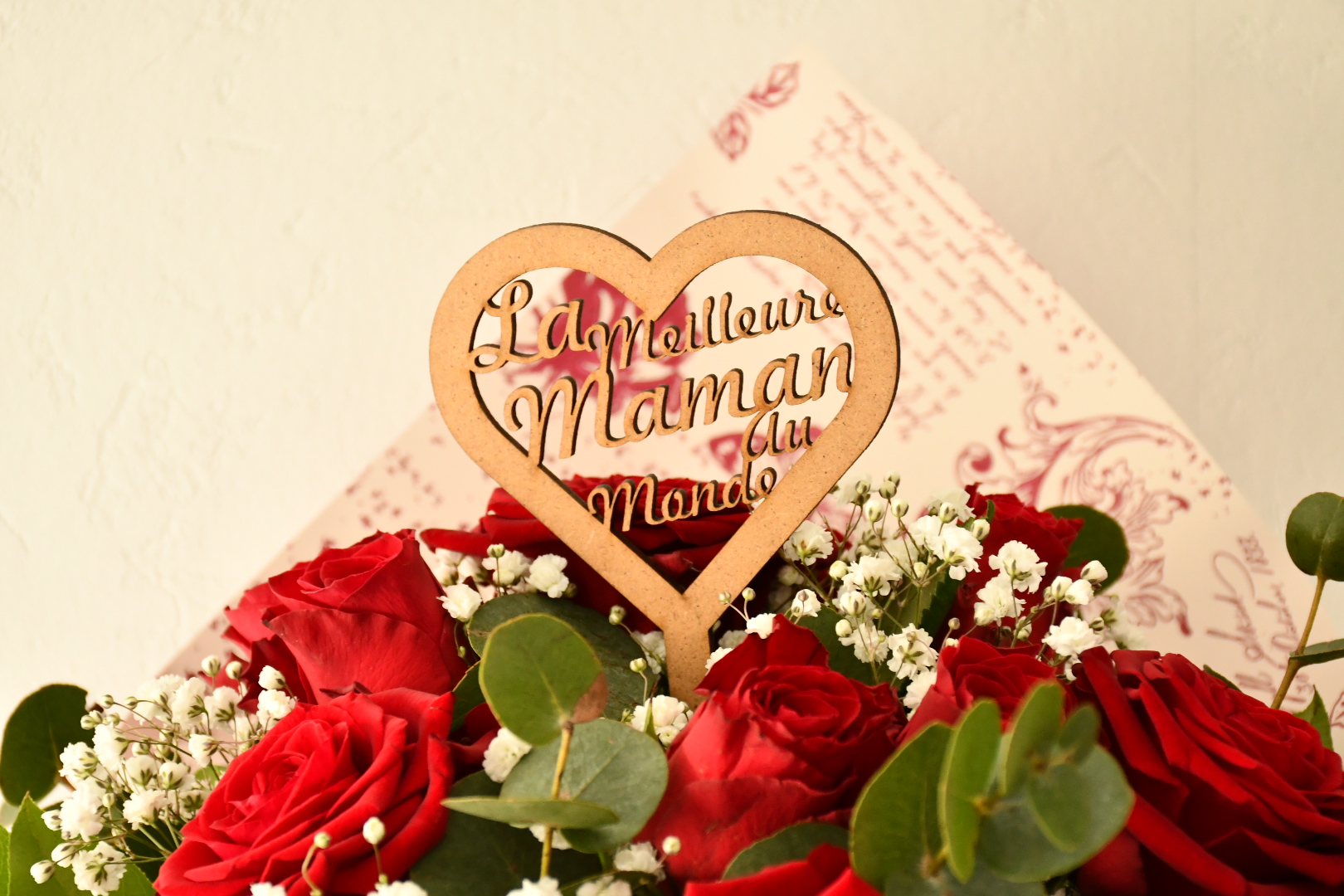 Zoom sur bouquet de fleurs avec pic "La Meilleure Maman Au Monde"