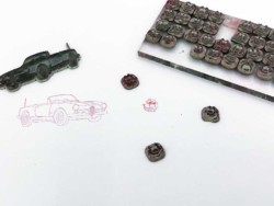 Timbres smiley et voiture réalisés par LaserEnFolie pour une utilisation avec plaque acrylique ou presse. Tampon caoutchouc forme smiley et Alfa Roméo par LaserEnFolie