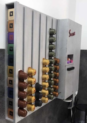 Réserve d'étuis sur le coté gauche du distributeur de capsules Nespresso Vue de profil du distributeur de dosette Nespresso de LaserEnFolie