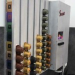Réserve d'étuis sur le coté gauche du distributeur de capsules Nespresso Vue de profil du distributeur de dosette Nespresso de LaserEnFolie