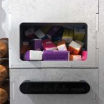 Le distributeur de dosettes à café incorpore un distributeur de sucre. Distributeur de sucre incorporé au distributeur de dosettes de LaserEnFolie
