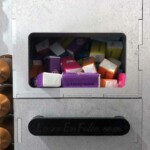 Le distributeur de dosettes à café incorpore un distributeur de sucre. Distributeur de sucre incorporé au distributeur de dosettes de LaserEnFolie